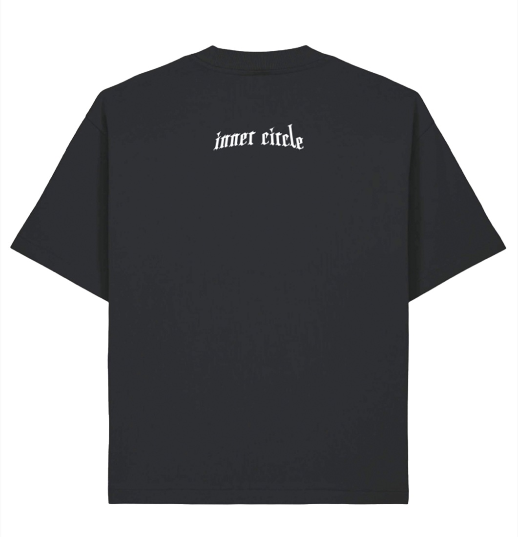 IC Justizia Front-Ansicht: kleines Blackletter-Wordmark auf der Brust